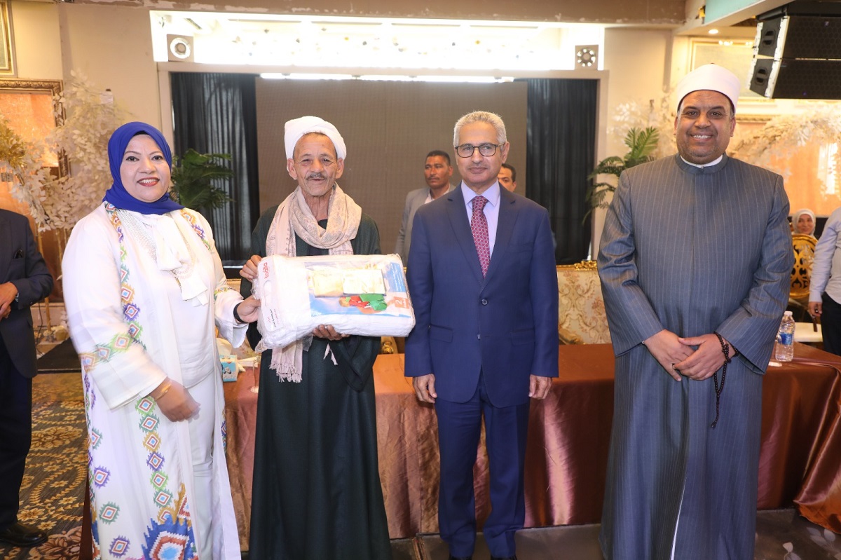 المحافظ يلتقى حجاج الجمعيات الأهلية قبل سفرهم